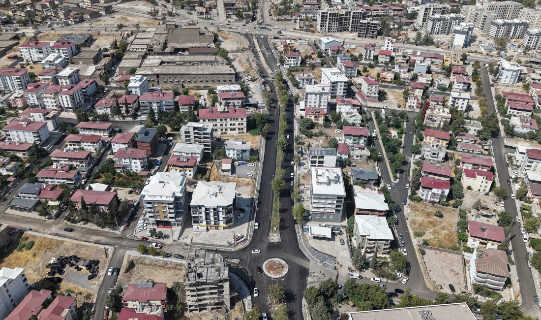 Lütfi Köker Bulvarı’nda Yenileme Sürüyor Kahramanmaraş Büyükşehir Belediyesi, şehir genelinde sürdürdüğü asfalt seferberliği kapsamında ulaşım