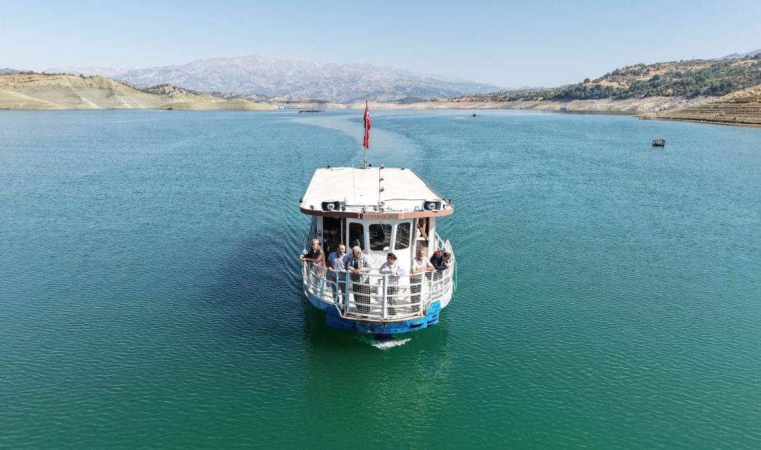 Tekne Sahiplerine Büyükşehir’den Kritik Uyarı; Belgelerinizi Kontrol Edin! Kahramanmaraş Büyükşehir Belediyesi, tekne sahiplerini ilgilendiren önemli bir uyarıda bulunarak,