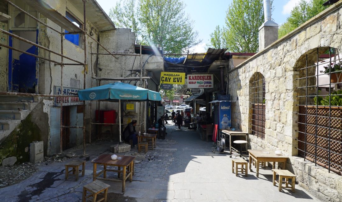 Kahramanmaraş Büyükşehir Belediyesi, şehrin tarihi dokusunu koruyan ve geçmiş ile