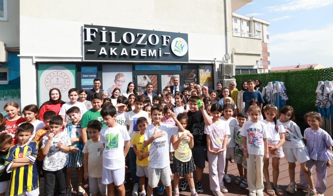 Onikişubat Belediye Başkanı Hanifi Toptaş, çocukların davetini geri çevirmeyerek Filozof