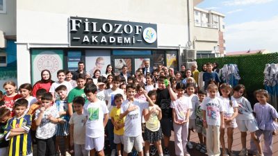 Onikişubat Belediye Başkanı Hanifi Toptaş, çocukların davetini geri çevirmeyerek Filozof