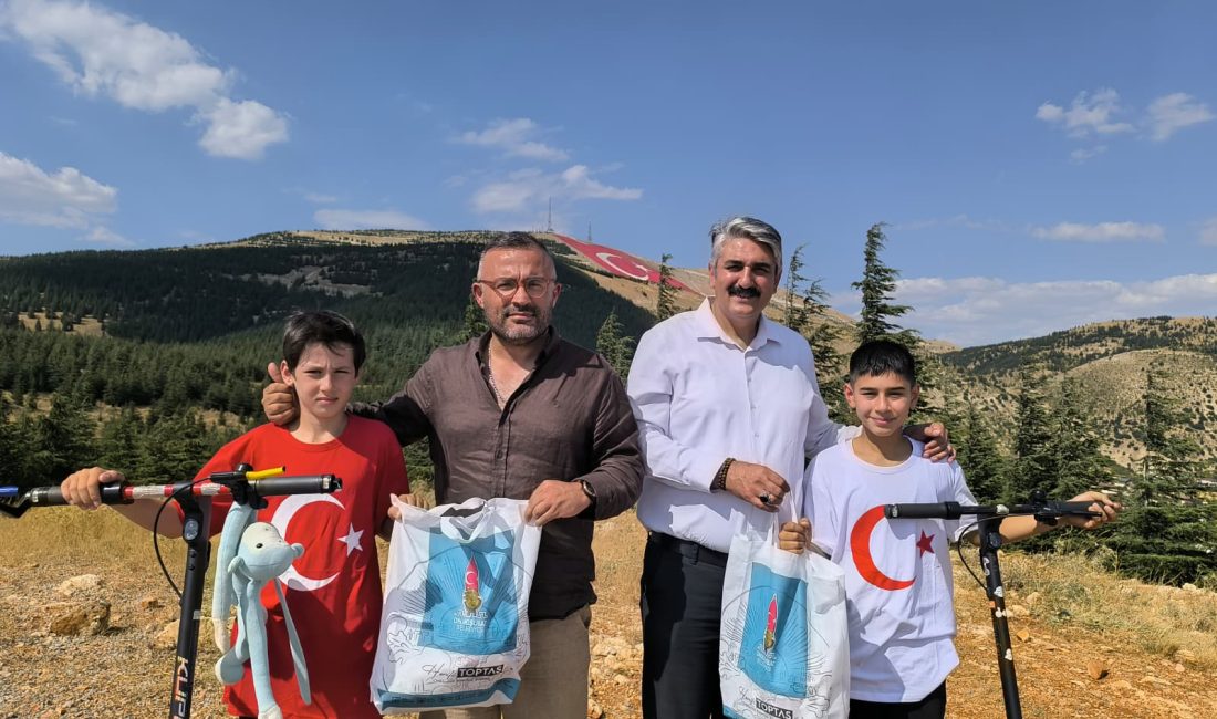 Scooterlarını bayrak sevgisi için sürdüler Nuri Pakdil Ortaokulu öğrencisi Berslan Canpolat ile Binevler Ortaokulu öğrencisi