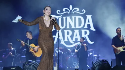 Konser boyunca müzikseverlerin Funda Arar’a eşliği renkli görüntüler oluşturdu. Sanatçının