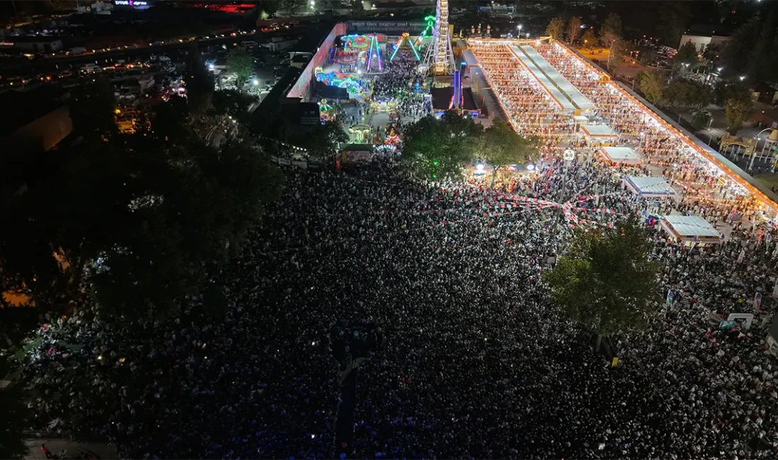 Ağustos Fuarı’nda Unutulmaz Dedublüman Gecesi Konser boyunca sahne önünde oluşan yoğun kalabalık, Dedublüman’ın Kahramanmaraş’taki geniş