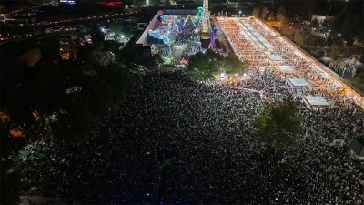 Konser boyunca sahne önünde oluşan yoğun kalabalık, Dedublüman’ın Kahramanmaraş’taki geniş