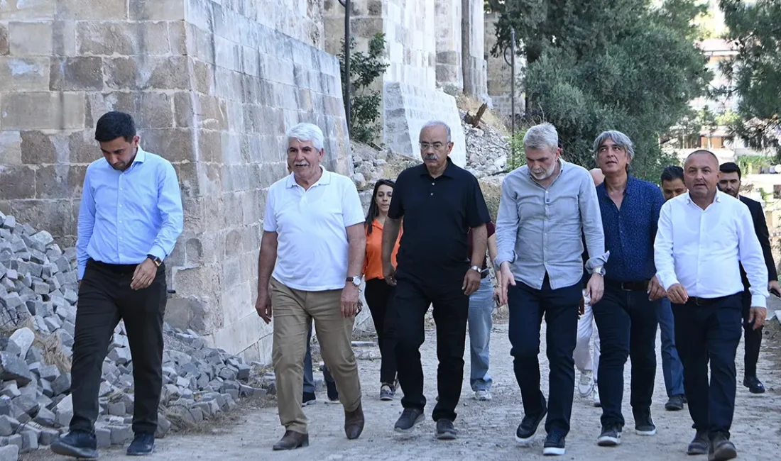 Başkan Fırat Görgel; “Tarihi Kahramanmaraş Kalemizde Çalışmalar Tamamlanıyor” Restorasyon sürecinin en kritik aşamalarından birini, depremler nedeniyle zarar gören
