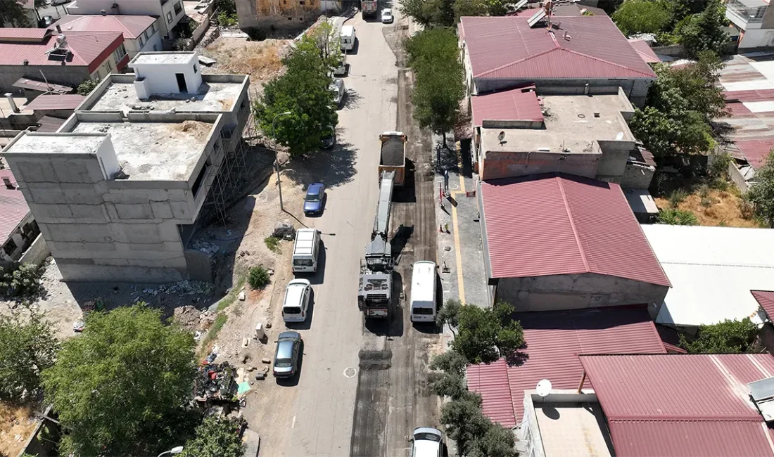 Büyükşehir, Dulkadiroğlu Hacı Murat Caddesi’ni Asfalta Hazırlıyor Yol Yapım, Bakım ve Onarım Dairesi Başkanlığı koordinesinde yürütülen çalışmalar