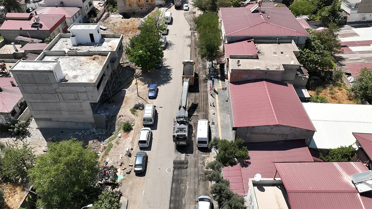 Büyükşehir, Dulkadiroğlu Hacı Murat Caddesi’ni Asfalta Hazırlıyor 1 buyuksehir dulkadiroglu haci murat caddesini asfalta hazirliyor