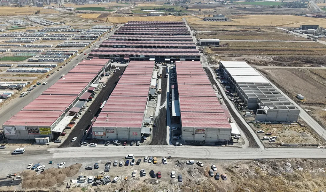 Büyükşehir, Yeni Sanayi Sitesi’nde 3 Kilometrelik Yolu Asfaltla Buluşturdu Daha önce stabilize zemin nedeniyle özellikle yaz aylarında yoğun toz