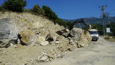 Dar olması sebebiyle ulaşım güvenliğini tehdit eden yol güzergâhında genişletme
