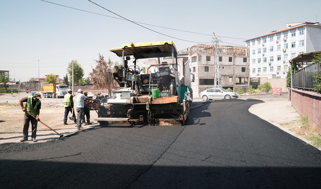 Büyükşehir Belediyesi, şehir genelinde başlattığı asfalt seferberliğini genişleterek sürdürüyor. Vatandaşlara