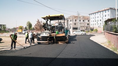 Büyükşehir Belediyesi, şehir genelinde başlattığı asfalt seferberliğini genişleterek sürdürüyor. Vatandaşlara