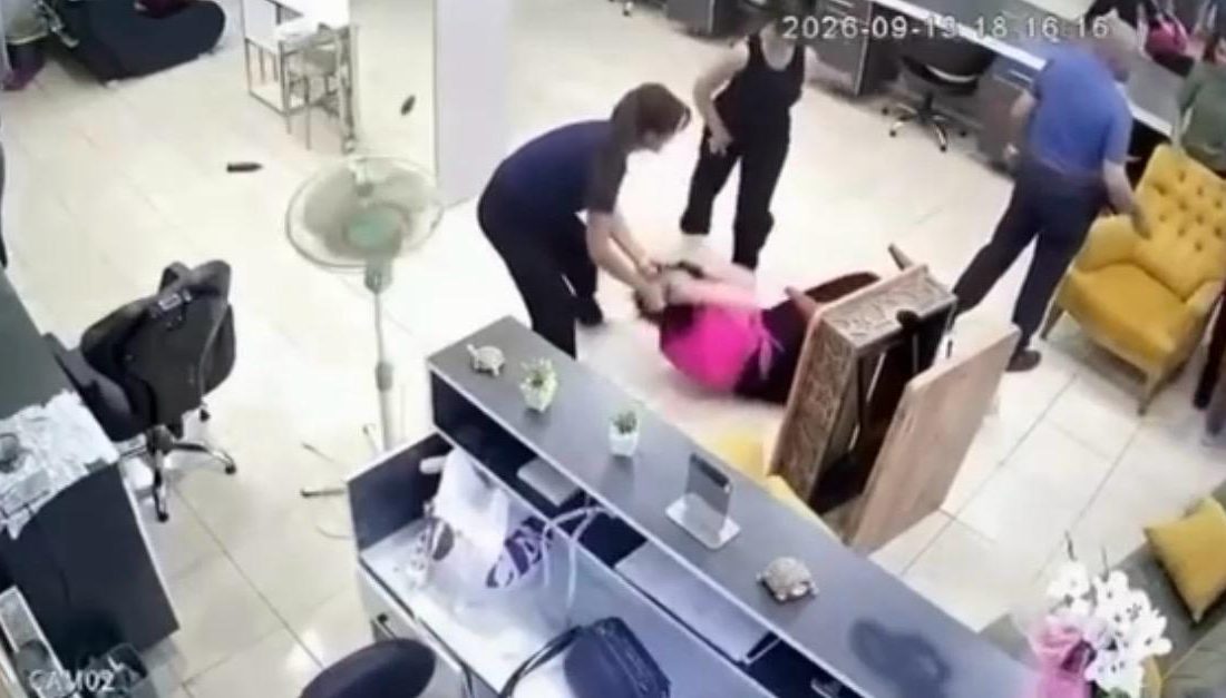 Olay, Dedebaba Mahallesi’nde bulunan bir kuaför salonunda meydana geldi. İddiaya