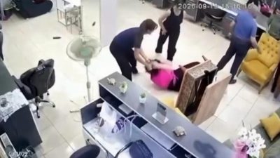 Olay, Dedebaba Mahallesi’nde bulunan bir kuaför salonunda meydana geldi. İddiaya