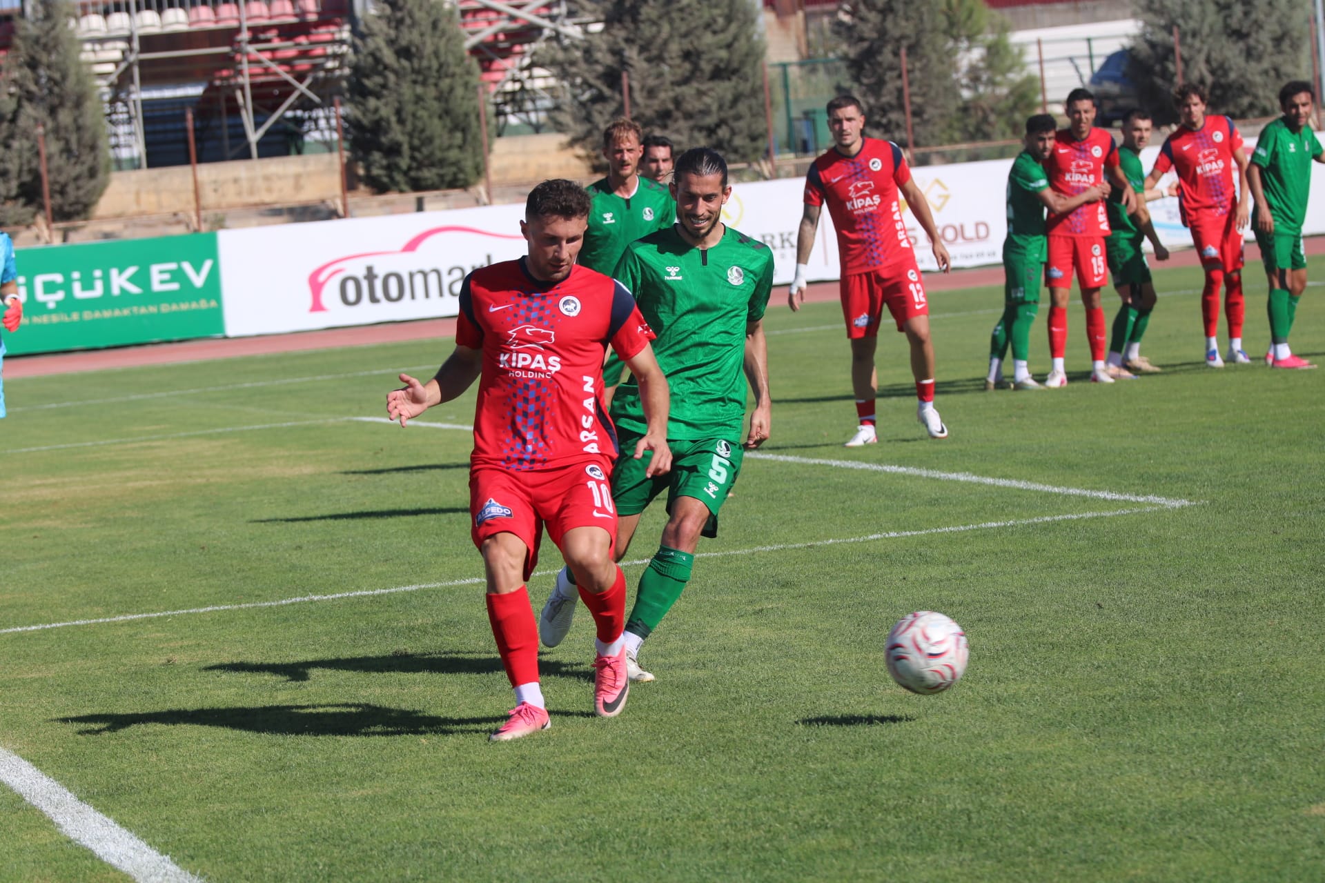Akedaş İstiklalspor Evinde Sakaryaspor’a 3-1 Mağlup Oldu Karşılaşmaya etkili başlayan Kahramanmaraş İstiklalspor, rakip kalede baskı kurdu. Mücadelenin