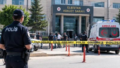 Sağlık ekiplerinin olay yerindeki ilk müdahalesinin ardından yaralılar, ambulanslarla Elbistan