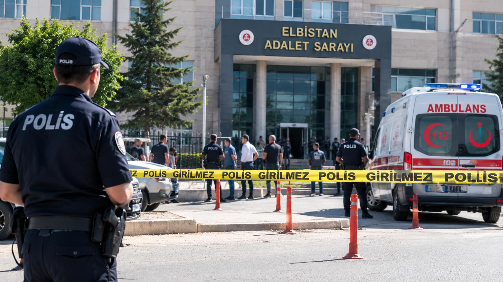Adliye önünde silahlı kavga: 3 yaralı Sağlık ekiplerinin olay yerindeki ilk müdahalesinin ardından yaralılar, ambulanslarla Elbistan