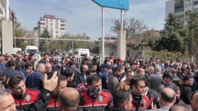 Kararın ardından hayatını kaybedenlerin aileleri ve yakınları, adliye önünde bir