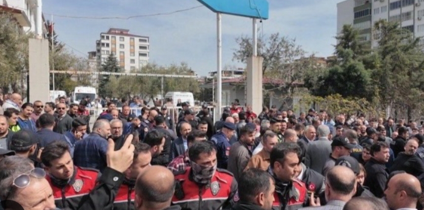 Ayser Çalık Ortaokulu Davasında Tahliye Kararı Aileleri Ayağa Kaldırdı Kararın ardından hayatını kaybedenlerin aileleri ve yakınları, adliye önünde bir