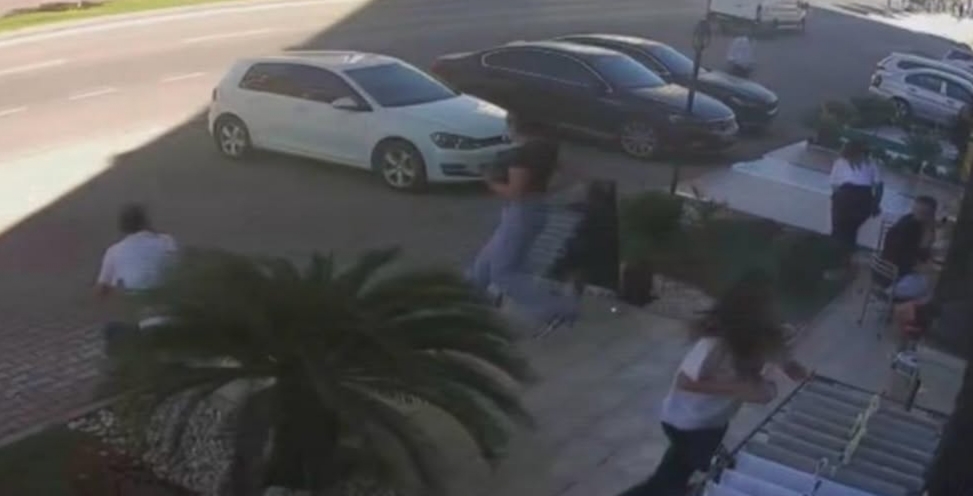 Kahramanmaraş’ta Silahlı Kavga: 2 Kadın Yaralandı Edinilen bilgilere göre, bir iş yerinin önünde henüz bilinmeyen bir