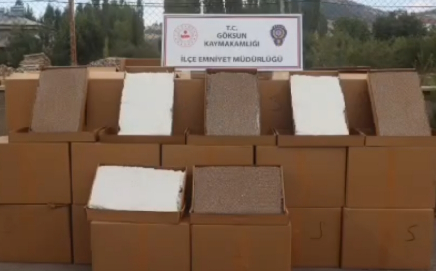 Kahramanmaraş’ta 2 Milyon 62 Bin 500 Dal Kaçak Makaron Ele Geçirildi Göksun ilçesinde gerçekleştirilen operasyonda, 2 milyon 62 bin 500 dal