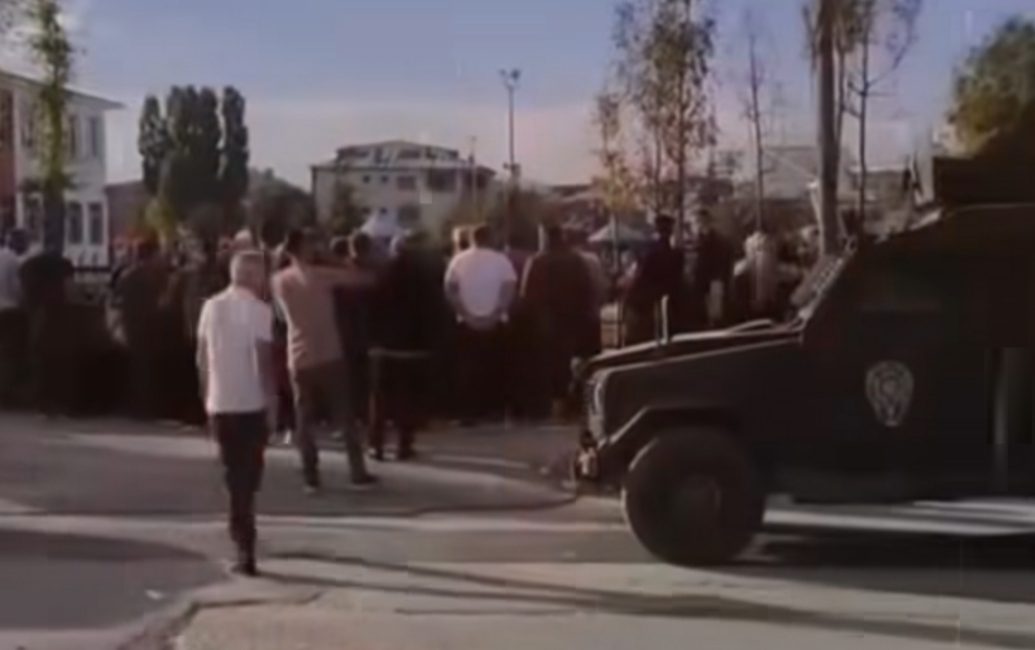 Van’ın Tuşba ilçesindeki Ponatoğlu İlk ve Ortaokulu’nda sabah saatlerinde yaşanan