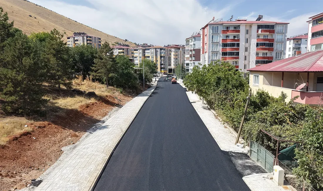 Afşin’de Atlas Caddesi’nin Asfaltı Büyükşehir’le Yenileniyor Kahramanmaraş Büyükşehir Belediyesi, Başkan Fırat Görgel öncülüğünde şehir tarihinin en
