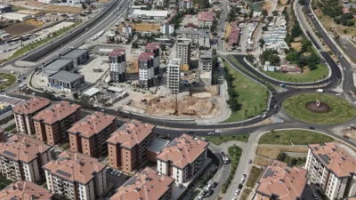Altyapı çalışmaları ve ağır tonajlı araçların geçişinden dolayı deforme olan