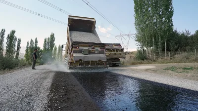 7 metre genişliğe, 5 kilometre uzunluğa sahip olan yol; Tombak,