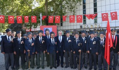 Program, Atatürk Meydanı’nda düzenlenen çelenk sunma töreniyle başladı. Ardından şehitlik