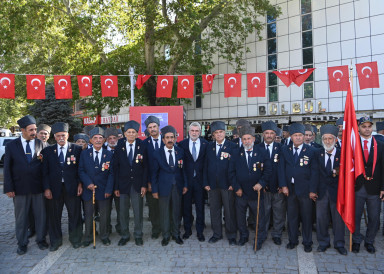 Program, Atatürk Meydanı’nda düzenlenen çelenk sunma töreniyle başladı. Ardından şehitlik