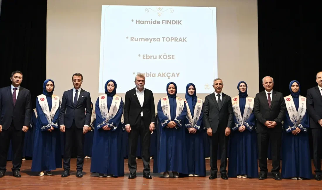 Başkan Görgel, 70 Hafızın Mezuniyet Sevincine Ortak Oldu Hafızlık sonrasında ilimlerini geliştiren gençlerin, Kahramanmaraş’ın manevi ve kültürel geleceğine