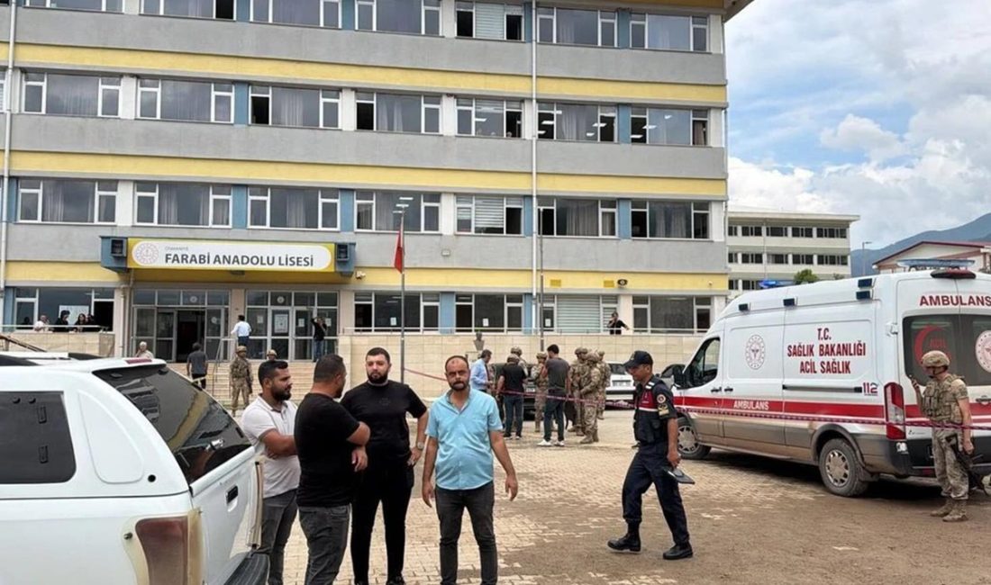 Osmaniye’de Okul Bahçesinde Silahlı Saldırı: Öğretmen Mehmet Bilgili Hayatını Kaybetti Osmaniye’de eğitim camiasını yasa boğan bir olay yaşandı. Çardak köyündeki