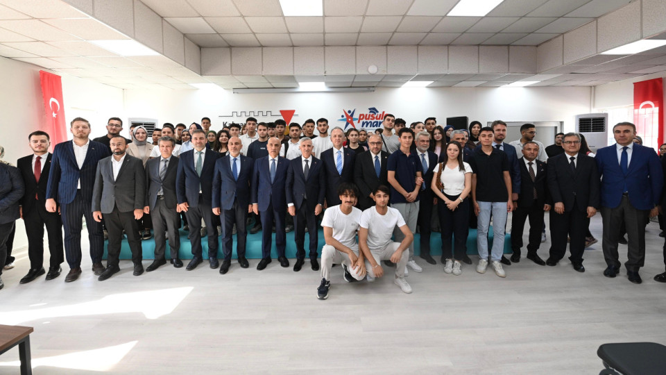 Büyükşehir’in Türkiye’ye Örnek Projesi “Pusula Maraş Eğitim Merkezi” Açıldı Kahramanmaraş Büyükşehir Belediyesi, Başkan Fırat Görgel öncülüğünde gençlerin eğitim, sosyal