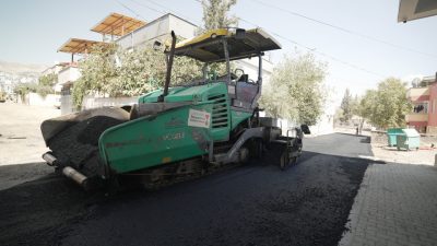 Kahramanmaraş Büyükşehir Belediyesi, şehir genelinde başlattığı asfalt seferberliğini genişleterek sürdürüyor.
