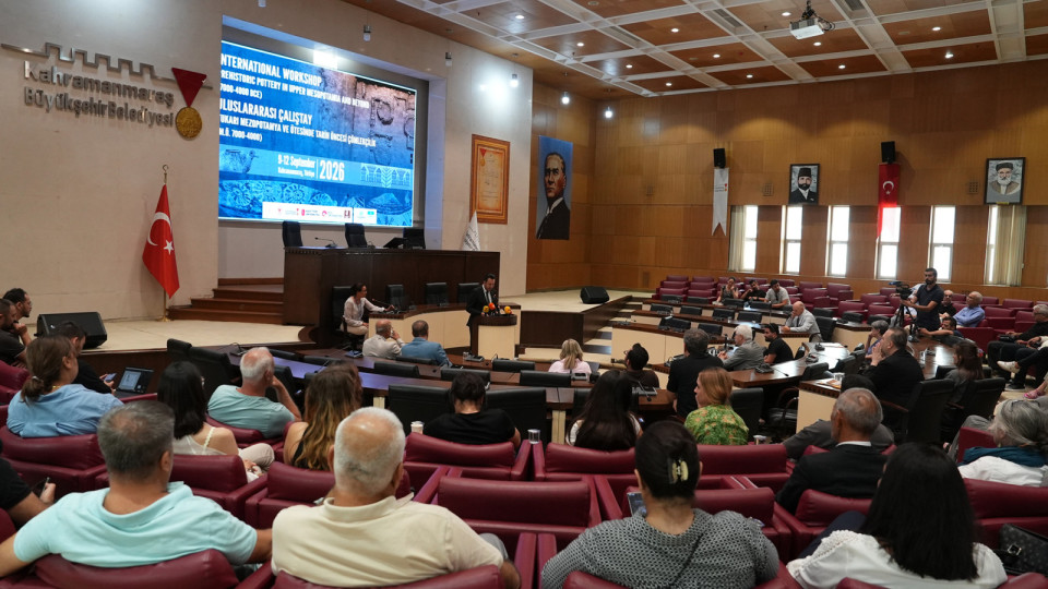 Saygı duruşu ve İstiklal Marşı’nın okunmasıyla başlayan program, protokol konuşmalarıyla