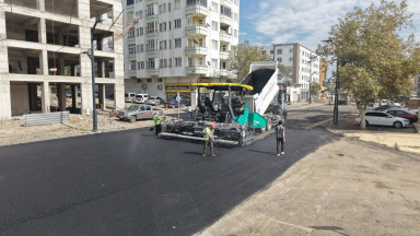 Mevcut aydınlatma sistemlerinin modernize edildiği Trabzon Bulvarı’nda sıcak asfalt serimine
