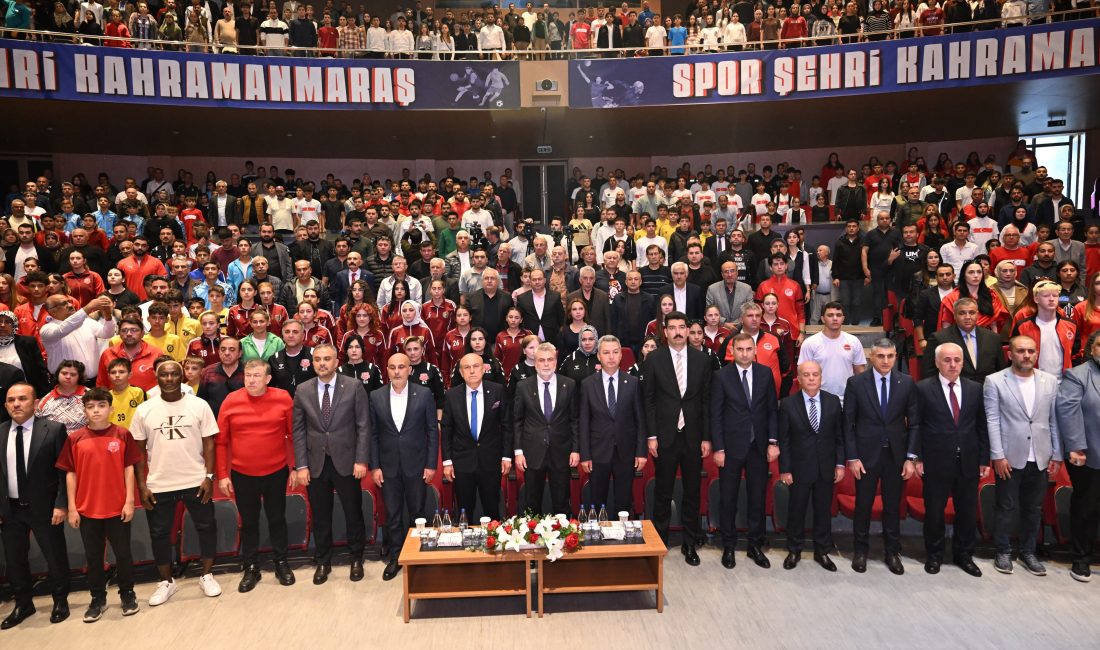 Saygı duruşunda bulunulması ve İstiklal Marşı’nın okunmasıyla başlayan programda konuşan