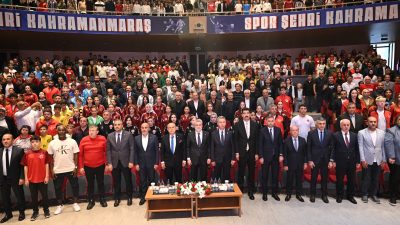 Saygı duruşunda bulunulması ve İstiklal Marşı’nın okunmasıyla başlayan programda konuşan