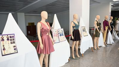 Yunus Emre Kongre ve Kültür Merkezi Fuaye alanında açılan defileye