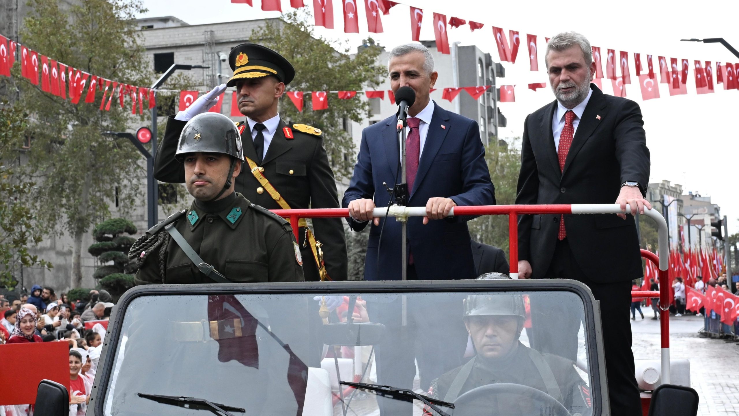 Vali Ünlüer: Kahramanmaraş’ı Daha Güçlü Bir Şehir Olarak Geleceğe Taşıyacağız Kahramanmaraş Valisi Mükerrem Ünlüer, Cumhuriyet’in ilanının 103. yıl dönümü dolayısıyla