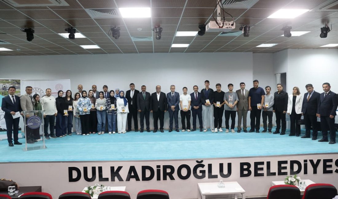 DULKADİROĞLU’NDA EĞİTİME GÜÇLÜ DESTEK: GENÇLER KÜRSÜDE VE EŞİK PROJELERİNDE YENİ DÖNEM BAŞLADI Dulkadiroğlu Belediye Başkanı Mehmet Akpınar ve Kahramanmaraş İl Millî Eğitim