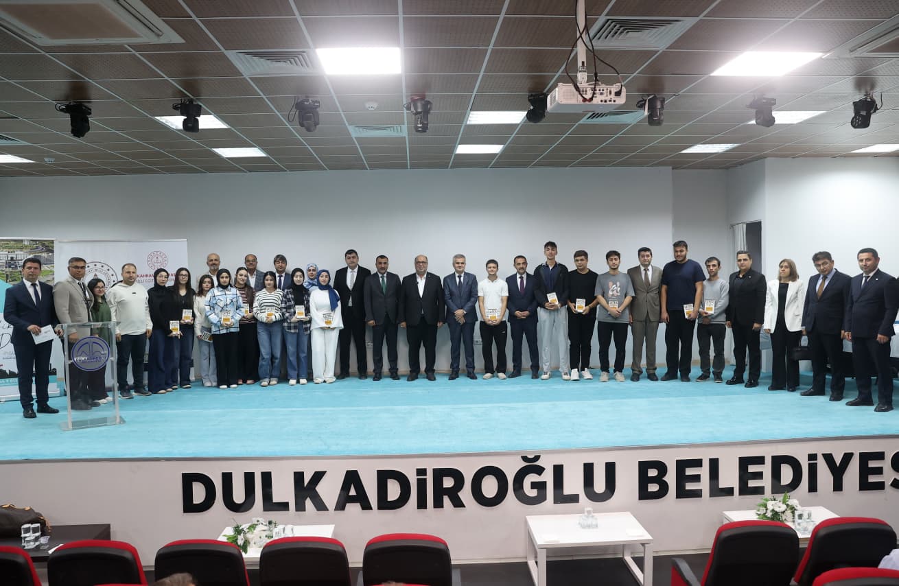 DULKADİROĞLU’NDA EĞİTİME GÜÇLÜ DESTEK: GENÇLER KÜRSÜDE VE EŞİK PROJELERİNDE YENİ DÖNEM BAŞLADI Dulkadiroğlu Belediye Başkanı Mehmet Akpınar ve Kahramanmaraş İl Millî Eğitim