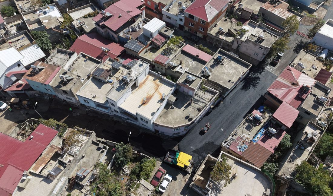 Büyükşehir Belediyesi, şehir genelinde başlattığı asfalt seferberliğini genişleterek sürdürüyor. Vatandaşlara