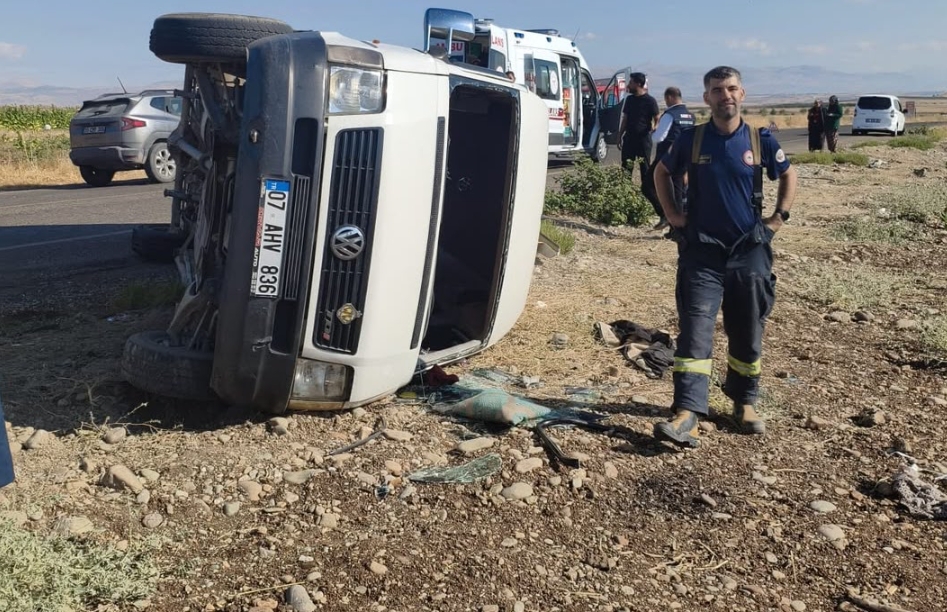 Tarım işçilerini taşıyan minibüs devrildi: 12 yaralı Tarım işçilerini taşıyan minibüs devrildi: 12 yaralı Adıyaman’ın Samsat ilçesinde