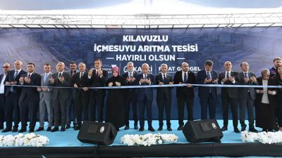 Açılış programında tesis hakkında bilgi verilirken, Kılavuzlu Barajı gövdesinden alınan