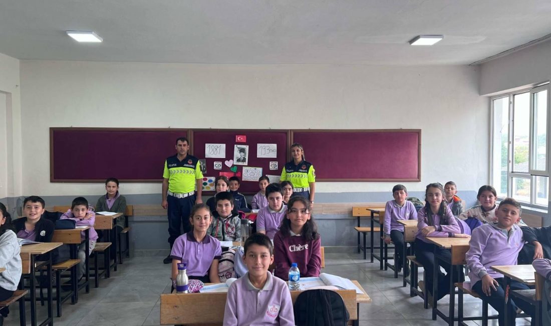Kahramanmaraş’ta 2 bin 113 öğrenciye trafik eğitimi Eğitimlerde ayrıca yaya olarak trafikte uyulması gereken kurallar, yaya geçitlerinin