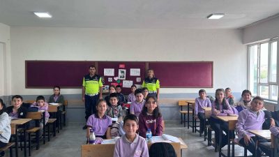 Eğitimlerde ayrıca yaya olarak trafikte uyulması gereken kurallar, yaya geçitlerinin