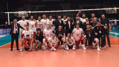Karşılaşmanın ilk setini 25-21 kazanan Akedaş Onikişubat Belediyespor, büyük çekişmeye