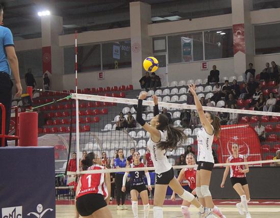 Kahramanmaraş’ın Sultanları Set Vermedi: Antepia’yı 3-0 Mağlup Etti Karşılaşmanın ilk düdüğünden itibaren oyunun kontrolünü elinde tutan "Büyükşehir’in Sultanları",
